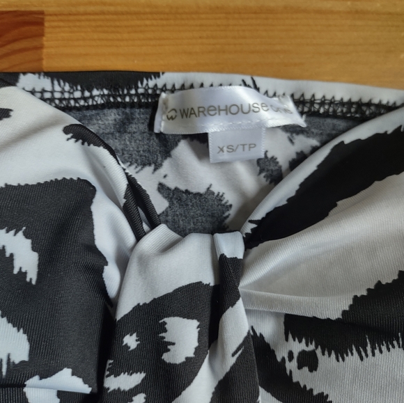 Warehouse One Black and White Patterned Strapless and Sleeveless Crop Top - Picture 2 of 4